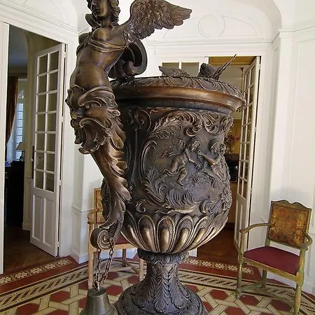 Chateau De Luzigneul Bed & Breakfast