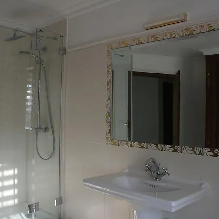 Chateau De Luzigneul Bed & Breakfast *